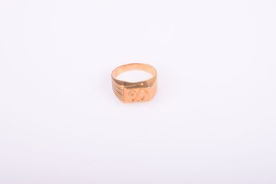 une image d'une bague en or sur fond blanc