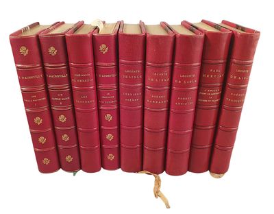 six livres rouges empilés les uns sur les autres sur une surface blanche