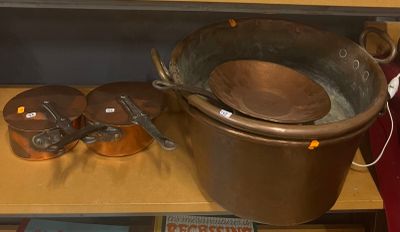 des casseroles et des poêles posées sur une étagère dans un magasin