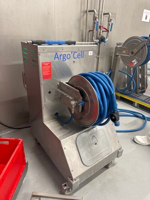 une machine posée sur une table dans une pièce
