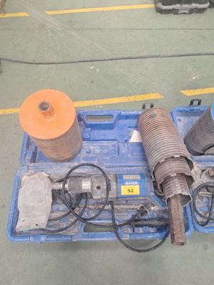 une boîte bleue sur laquelle sont fixés plusieurs fils