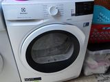 une machine à laver et un sèche-linge posés l'un à côté de l'autre sur le sol