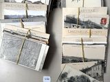 tout un tas de vieilles cartes postales attachées à une table