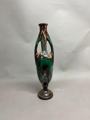 VALLAURIS Vase amphore à deux anses en barbotine verte et br…