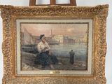 un vieux tableau représentant une femme assise sur une plage, à côté d'un chevalet en bois
