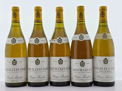 six bouteilles de vin sont alignées sur une table