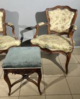 Paire de fauteuils en noyer mouluré, sculpté et teinté à dos… (photo 3)