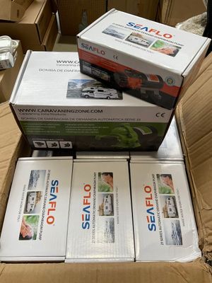 plusieurs boîtes sont empilées les unes sur les autres dans un carton