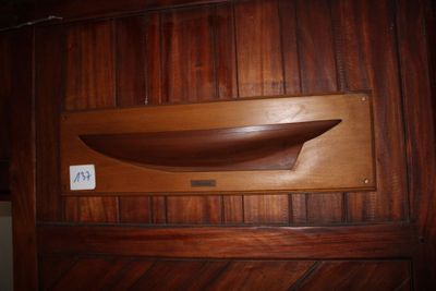 une étagère en bois sur laquelle est posé un bol