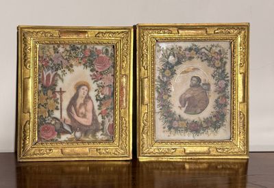 deux photos encadrées représentant une femme et un homme, posées sur une table