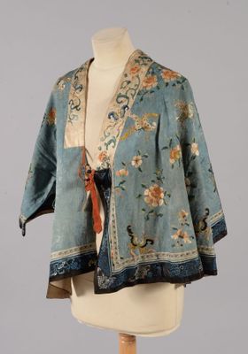 une image d'une veste de femme sur un mannequin