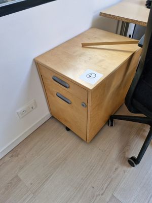 un bureau en bois avec une chaise noire à côté