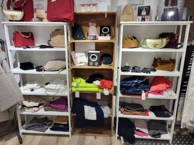 2 étagères bois blanc - 4 caisses en bois - VENDU SUR DESIGN…