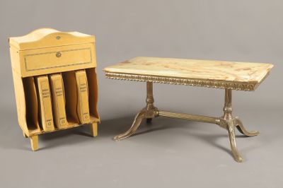 deux meubles, dont une table, une bibliothèque et une chaise