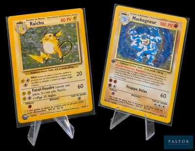 deux cartes Pokémon exposées sur un fond noir