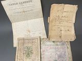 trois vieux papiers et une pièce de monnaie sont posés sur une table