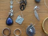 de nombreux types de bijoux disposés sur une table