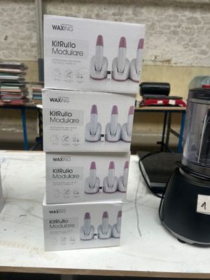 plusieurs boîtes de cire et un mixeur posés sur une table