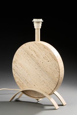 une photo d'une lampe de table en bois avec un pied en bois