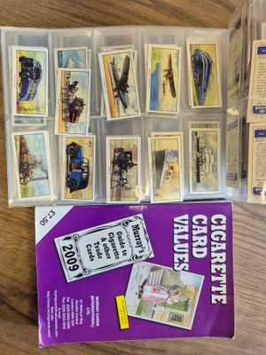 une boîte de timbres posée sur une table