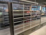 une grande vitrine dans une épicerie, remplie de produits alimentaires