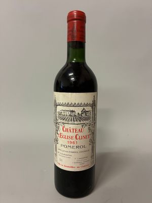 une bouteille de vin posée sur une table