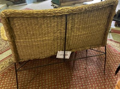 une chaise en osier exposée dans un magasin