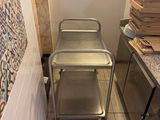 un chariot posé au milieu d'une cuisine