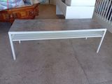 un banc blanc placé au milieu d'une pièce