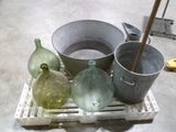 tout un assortiment de casseroles et de poêles posées sur une palette