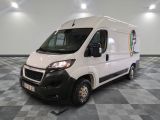la camionnette blanche est garée sur le sol en damier d'une pièce