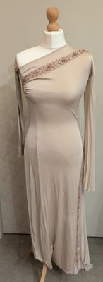 une image d'une robe sur un mannequin