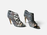 une paire de chaussures pour femme sur fond blanc