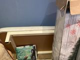 une chaise sur laquelle est posée une boîte, près d'un mur