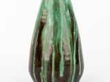 un gros plan d'un vase vert sur fond blanc