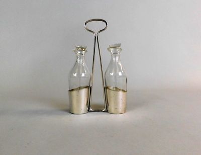 deux bouteilles en verre remplies de sable posées sur une table