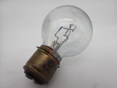 un gros plan d'une ampoule posée sur une surface blanche
