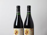 deux bouteilles de vin posées sur une table en bois