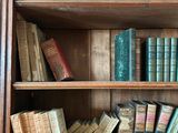 une étagère avec de nombreux livres