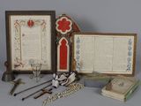 une photo montrant une collection d'objets religieux posés sur une table