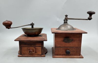 une paire de moulins à café anciens en bois et un moulin à café