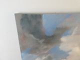 un tableau sur le mur d'une pièce avec un tableau sur le mur