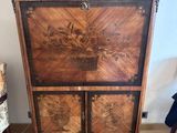 une armoire décorée de fleurs