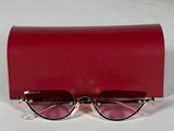 une paire de lunettes de soleil posée sur un étui rouge