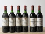 six bouteilles de vin sont alignées sur une table en bois