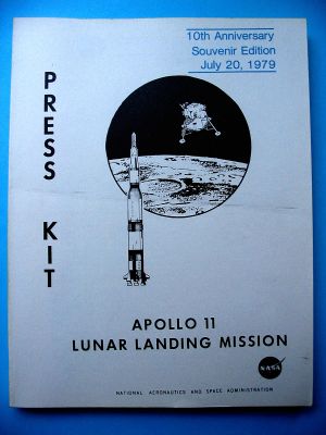 Le programme de la mission Apollo 11, qui a abouti à l'alunissage, était imprimé sur un fond bleu.