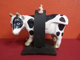 une statue représentant une vache posée sur un socle