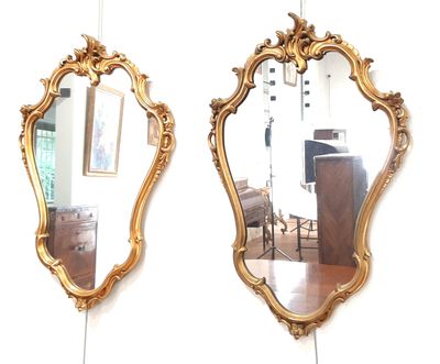 deux miroirs accrochés au mur l'un à côté de l'autre