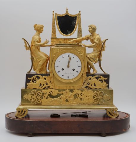 Importante pendule aux joueurs de dames en bronze doré représenta...