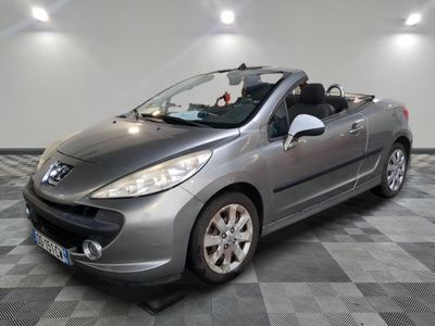la photo d'une voiture argentée garée dans un garage